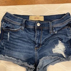 Hollister women’s denim high rise short shorts.  Size 5 w27